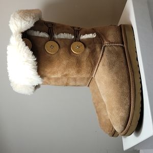 Ugg Bailey button triplet II tan water resistant size 7 s/n 1873